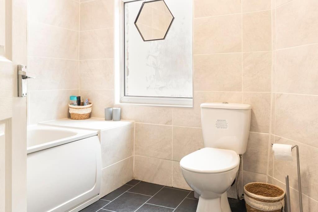 3-Bedroom Home In Liverpool L15 With Free Parking Bagian luar foto