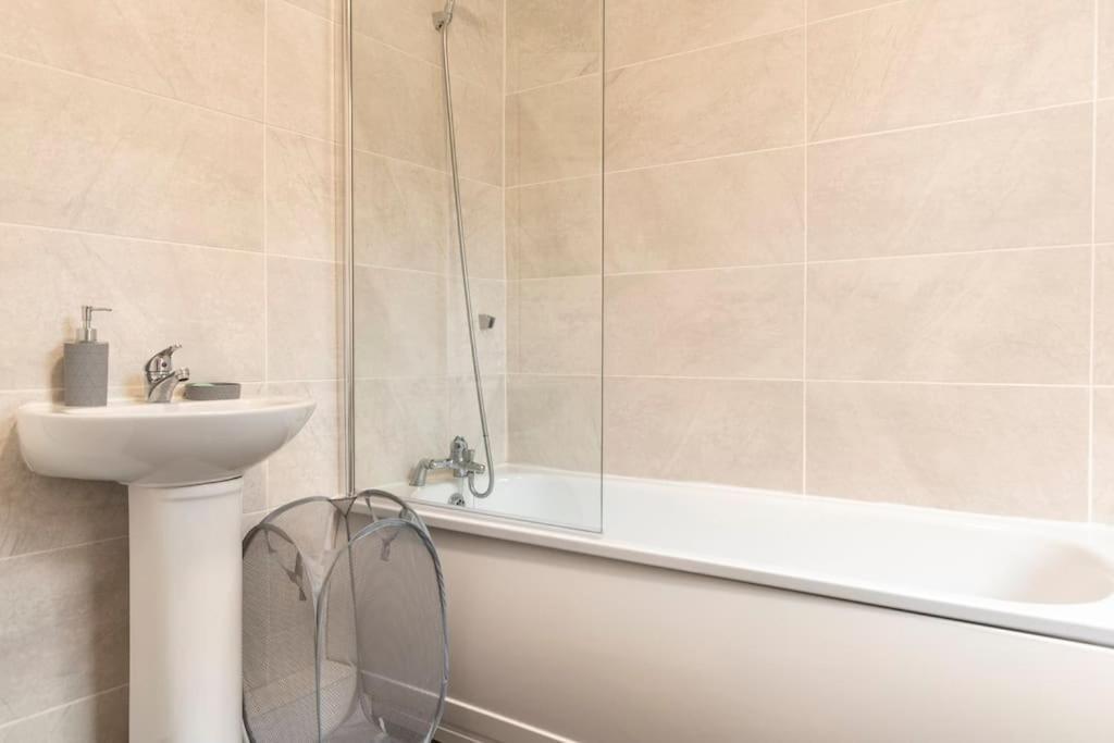 3-Bedroom Home In Liverpool L15 With Free Parking Bagian luar foto