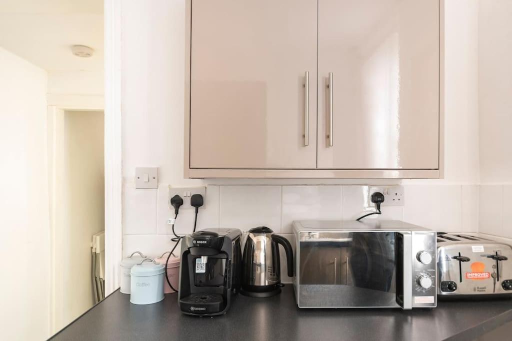 3-Bedroom Home In Liverpool L15 With Free Parking Bagian luar foto
