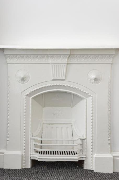 3-Bedroom Home In Liverpool L15 With Free Parking Bagian luar foto