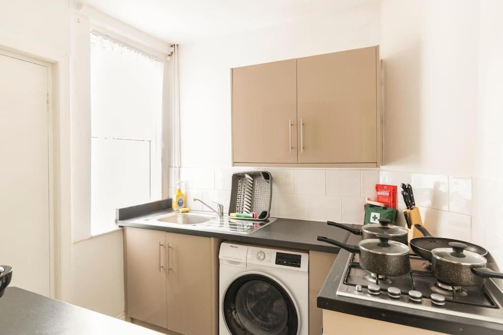 3-Bedroom Home In Liverpool L15 With Free Parking Bagian luar foto